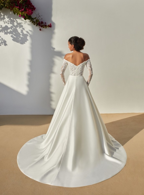 Demetrios 8121 - Back