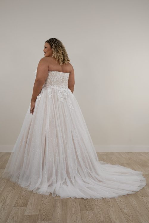 Plus Size Glitter Tulle A-Line Wedding Dress with 3D Floral Lace Appliqués