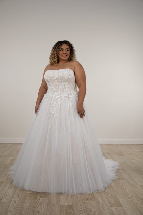 Plus Size Glitter Tulle A-Line Wedding Dress with 3D Floral Lace Appliqués