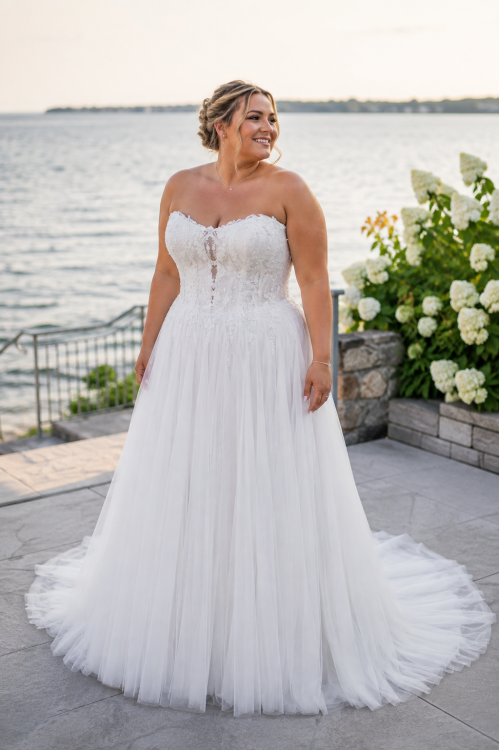 Plus Size Strapless Lace A-Line Wedding Dress with Sweetheart Neckline