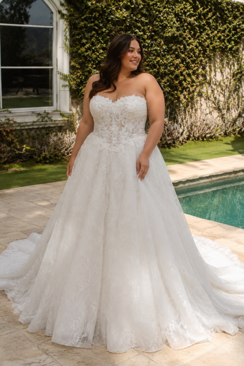 Plus Size Strapless Lace Ball Gown Wedding Dress with Sweetheart Neckline
